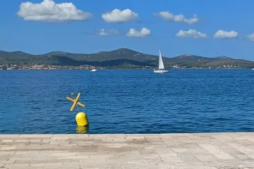 Zabranjeno plivanje kod zgrade Sveučili&scaron;ta, uz rivu postavljena posebna oznaka