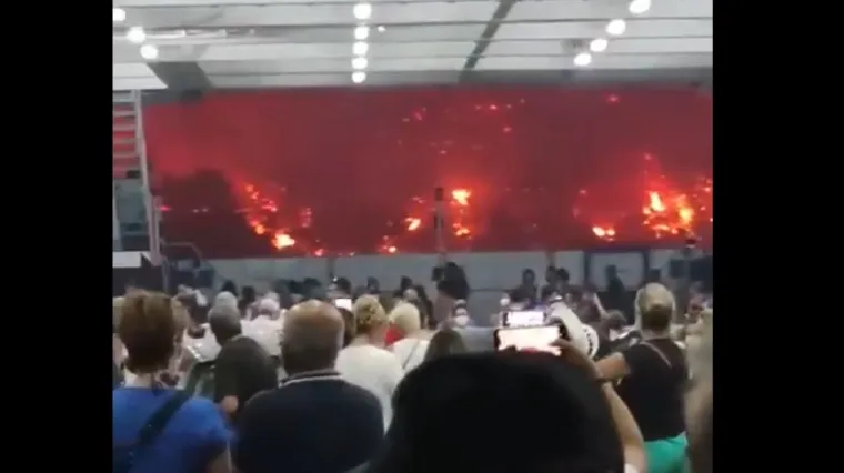 Dramatičan bijeg od požara! Pogledajte jezivu snimku vatrene stihije koja je okružila trajekt prepun ljudi