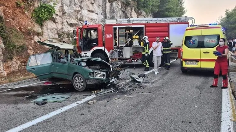 Stra&scaron;na nesreća kod Dubrovnika: U sudaru kamiona i dva automobila jedna osoba poginula, a četiri su ozlijeđene