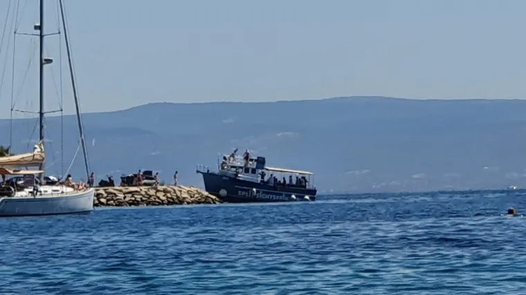 Brod s turistima nasukao se u Splitu: 'Odgurali smo ga, kapetan nam je obećao gajbu piva'