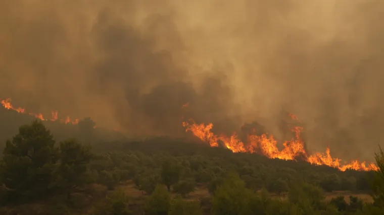 U Grčkoj hitne evakuacije, očajni građani trajektima bježe od vatrene stihije: 'Osjećam se bespomoćno suočen s ovakvim požarima'