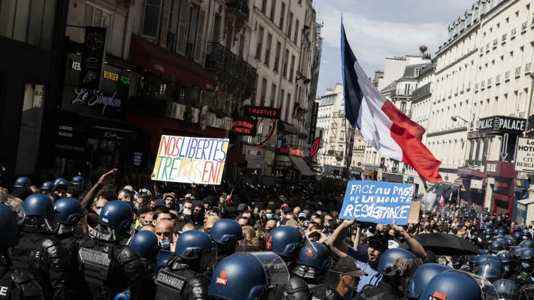 U Francuskoj bez covid-potvrde neće se moći u kafiće i vlak, građani prosvjeduju: 'Macron, ne želimo tvoju propusnicu'