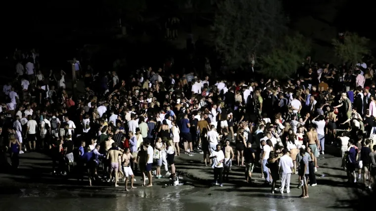 Policija u noćnoj akciji jer su na Bačvicama bijesni: 'Kvart nam smrdi od urina i bljuvotina! Mladi su pijani i drogirani'