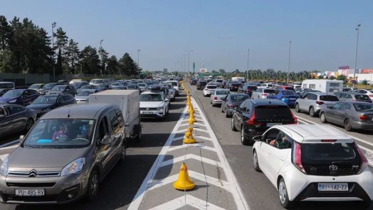 Kilometarske kolone na autocestama, najveća gužva između Karlovca i Zagreba - na prelazak granice čeka se i do dva sata