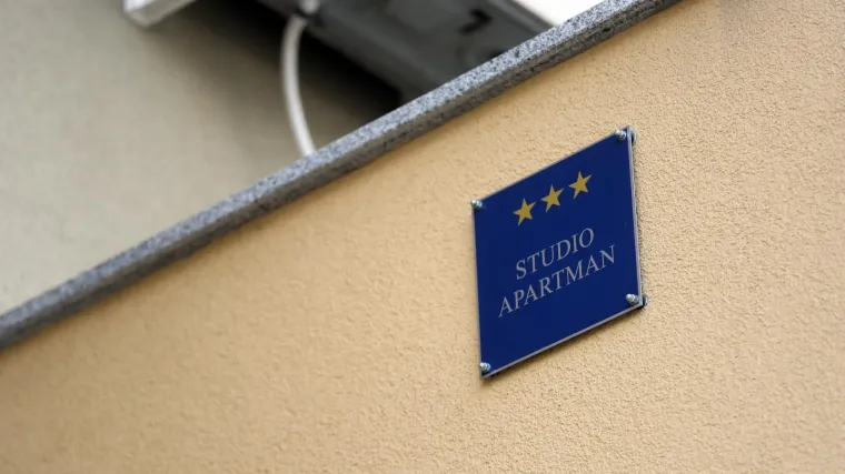 Do sad neviđena turistička ponuda u Dalmaciji! Ne biste vjerovali &scaron;to je stavio na krov: 'Kako ga je đava diga' gore?!'