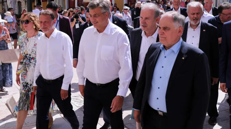 FOTO, VIDEO Plenković odgovorio Bulju: 'Ljudi bi u kafićima bili do 7 ujutro. Sezona? Bit će na 65 posto rekordne 2019.'