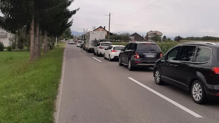 U Žakanju svakodnevno kilometarske kolone, mje&scaron;tani ogorčeni: 'Ovo postaje neizdrživo'