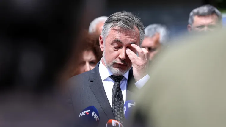 &Scaron;koro na Fejsu o službenim karticama: 'I jo&scaron; malo istine...'