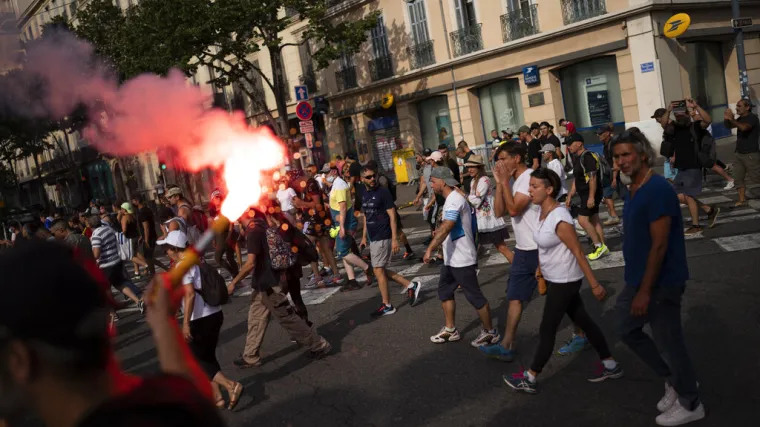 Francuska uvodi strože mjere: Covid potvrda ili negativan test obavezni za kafiće i restorane, autobuse...