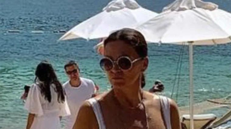 Nina Badrić od plaže napravila modnu pistu i zavodljivo se poigrala lepršavom minihaljinom