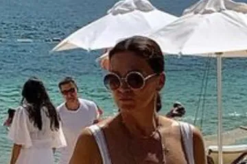 Nina Badrić od plaže napravila modnu pistu i zavodljivo se poigrala lepršavom minihaljinom