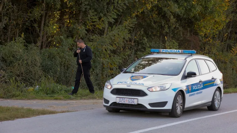 Sletio s ceste i zabio se u betonski stup: Auto je smrskan do neprepoznatljivosti - vozaču nije bilo spasa