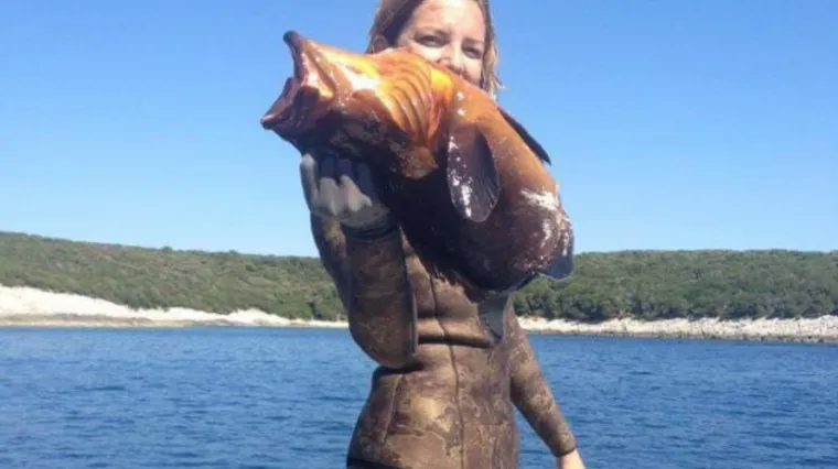 Slovenska diplomatkinja objavila sliku sa zabranjenim ulovom u Hrvatskoj i poručila: 'Odje****! Imam dozvolu. Sve ću hapsiti'