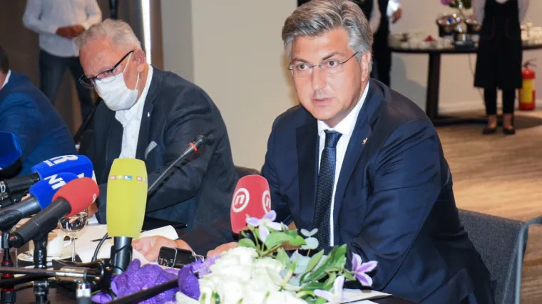 Delegacija Vlade RH i predstavnici turističkog sektora sastali se u hotelu Ambasador