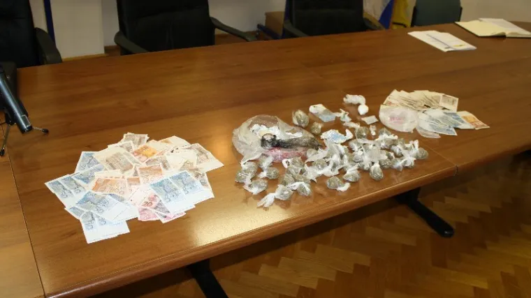 Aria je nanjušila drogu! U Vodicama uhitili dilerski par, svašta su im pronašli u apartmanu i autu