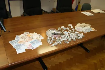 Aria je nanjušila drogu! U Vodicama uhitili dilerski par, svašta su im pronašli u apartmanu i autu