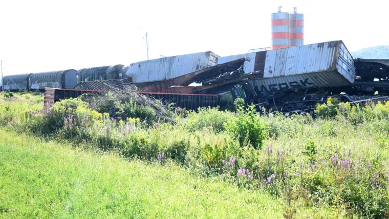 VIDEO Užasni prizori: Kod Križevaca se sudarila dva teretna vlaka. Vagoni su smrskani i razbacani po polju, strojovođa ozlijeđen