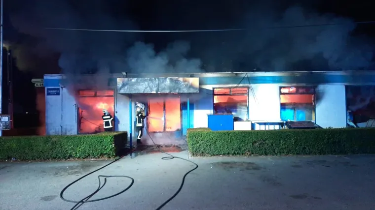 Eksplozija kod Zapre&scaron;ića: Poku&scaron;ali razvaliti bankomat pa zapalili trgovinu!