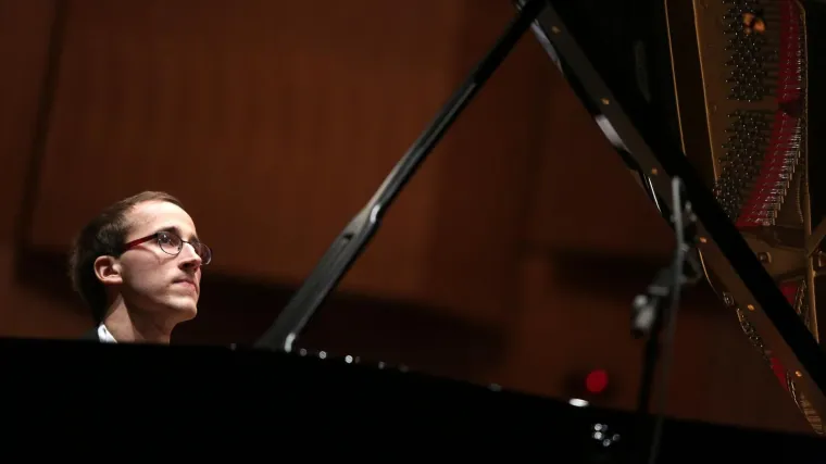 Lovre je osvojio drugu nagradu na najprestižnijem pijanističkom natjecanju na svijetu. Ovo je priča o njemu