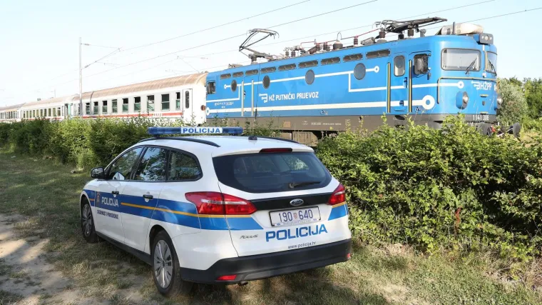 Nova nesreća na hrvatskim prugama: U Novom Marofu vlak naletio na automobil, ozlijeđena jedna osoba