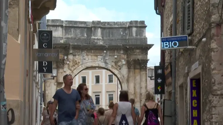 Hrvatska obala prema korona-karti ostaje narančasta, a pridružio joj se i Zagreb. Do kad ostajemo sigurni za turiste?