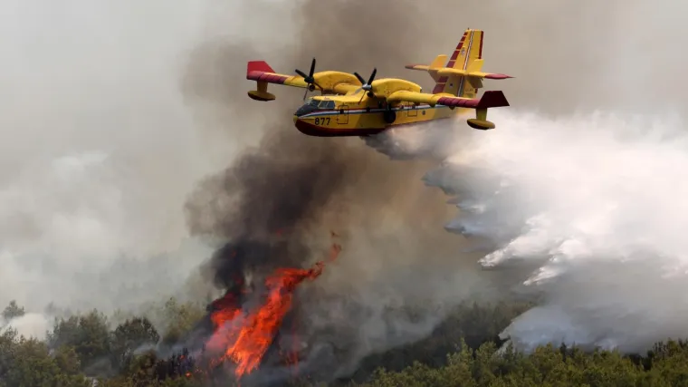 VIDEO/FOTO Izbio veliki požar kod Vrpolja: Na terenu ga gasi 43 vatrogasca i dva kanadera