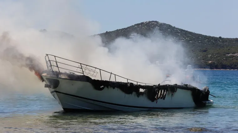 Planula brodica na kojoj je bilo dvoje ljudi i pas: Spas su potražili u moru, spasilo ih skiper plovilo