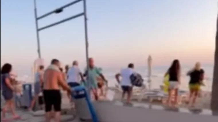 Morate pogledati ovaj VIDEO: Ljudi padaju jedni preko drugih da se domognu ležaljki