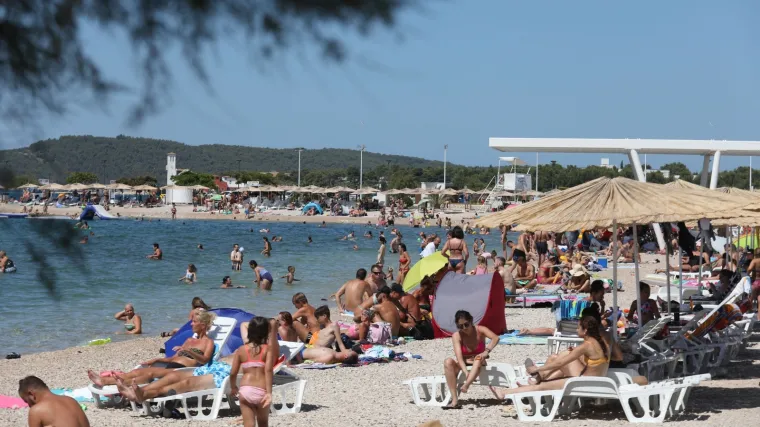 Fotka s plaže iz Dalmacije postala totalni hit! On nije donio ručak na plažu. On je ručak kuhao na plaži! Tu su i lonac i ...