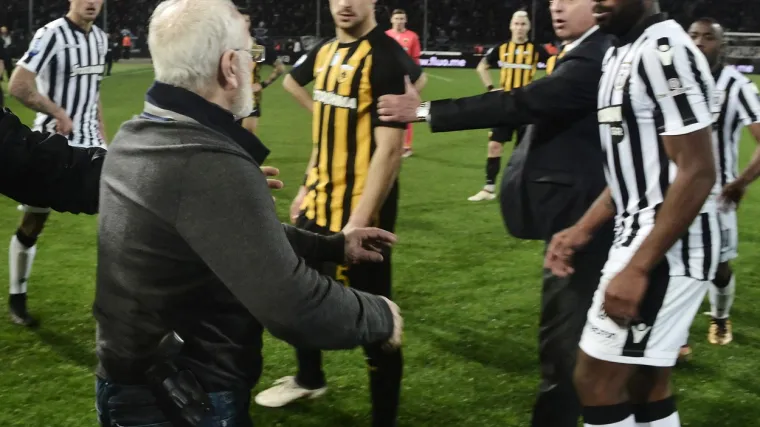 Na teren utrčava s pi&scaron;toljem, alfa je i omega u Solunu i totalno lud lik: Kralj duhana postao je zloglasni moćnik