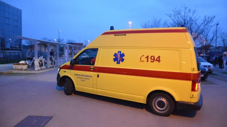 Mladi vozač bori se za život, vozačica preminula: Mini Cooperom pre&scaron;ao u suprotnu traku, zabio se u Kiju pa okrenuo na krov