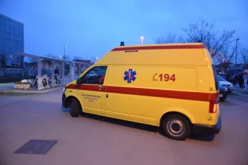 Mladi vozač bori se za život, vozačica preminula: Mini Cooperom prešao u suprotnu traku, zabio se u Kiju pa okrenuo na krov