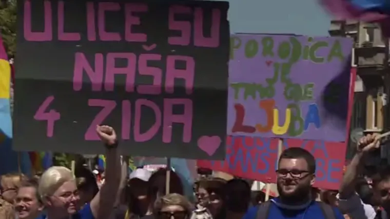 Nekoliko stotina ljudi u Sarajevu na LGBT povorci: 'Volite se svi, mislim da je to osnova svega'