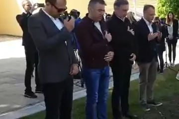 Škoro tvrdi da je Peternela učio kako se treba prekrižiti: Je li ga to učio nakon ovog događaja?