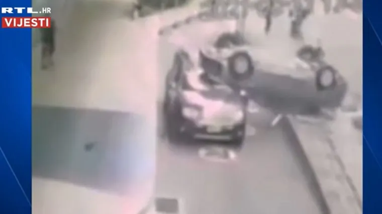 VIDEO Automobil pao s trećeg kata u trgovačkom centru, srećom nema ozlijeđenih