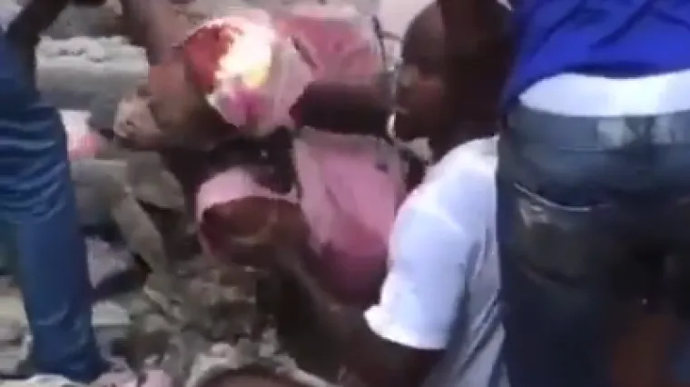 VIDEO Pogledajte potresnu scenu izvlačenja žene i dječačića iz ru&scaron;evina na Haitiju