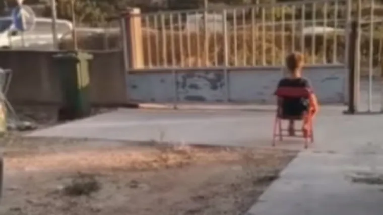 VIDEO Dirljiva snimka: Pogledajte za&scaron;to je dječak Niko na Hvaru cijelo popodne sjedio u dvori&scaron;tu