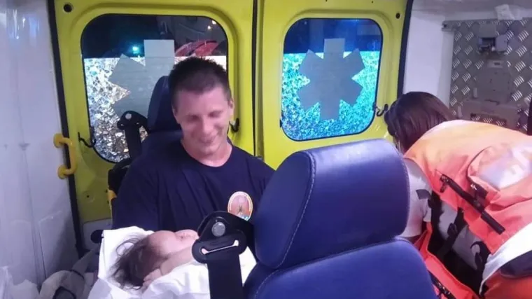 Fotka koja će vas ganuti do suza: Vatrogasac iz Rijeke nakon te&scaron;kog sudara na rukama držao bebu sve do bolnice