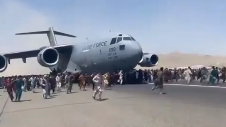 UZNEMIRUJUĆE SNIMKE Ljudi su se zavezali za kotače aviona kako bi pobjegli iz Kabula. Pali su s velike visine