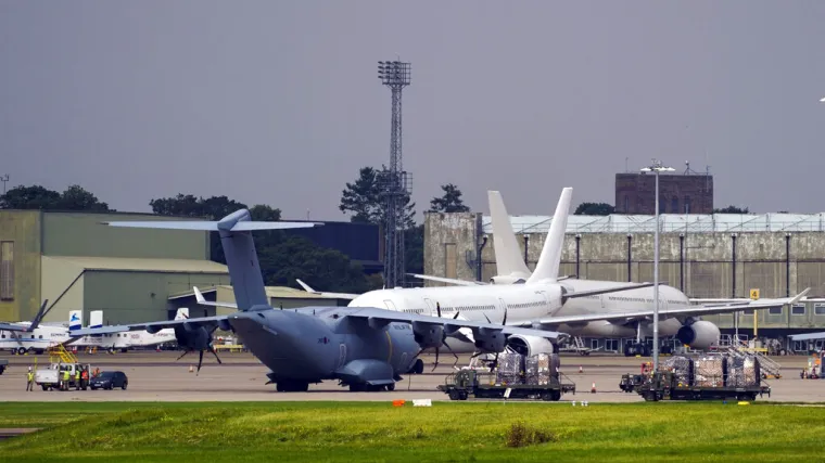 Dramatičan dan u Afganistanu: Talibani preuzimaju vlast, očajni ljudi penju se na avione ne bi li pobjegli