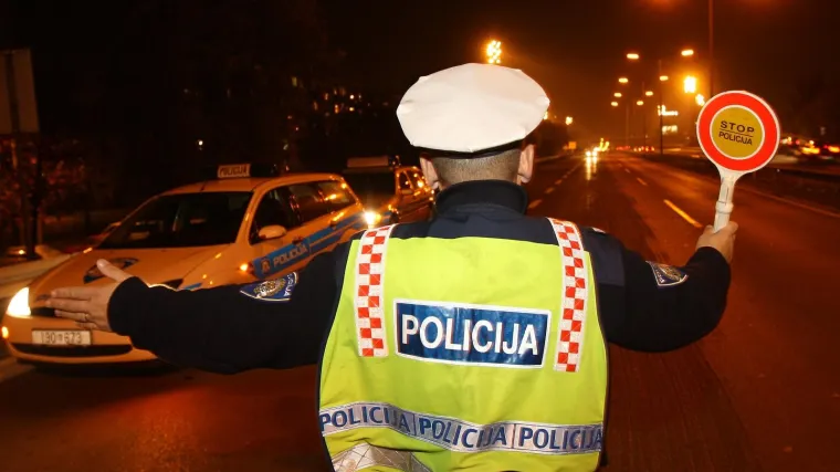 Opća opasnost na autocesti A-1: Kod odmori&scaron;ta Dobra policija zaustavila 'mrtvog pijanog' vozača, imao čak 4,65 promila alkohola u krvi