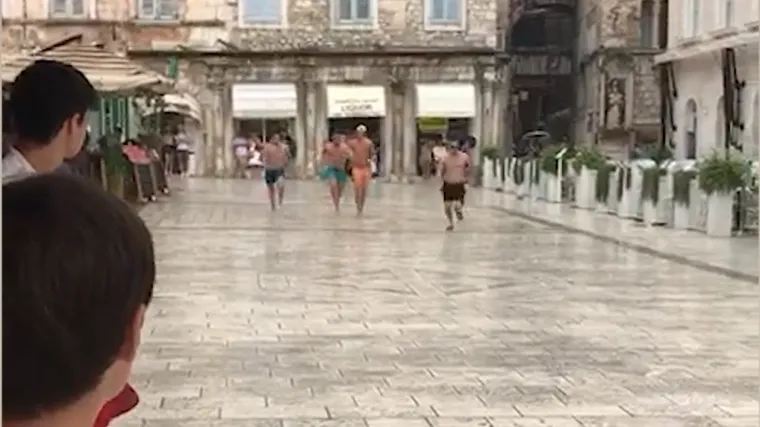 Pogledajte kako se u Splitu slavi kraj toplinskog vala: Osmislili su novu 'olimpijsku disciplinu'