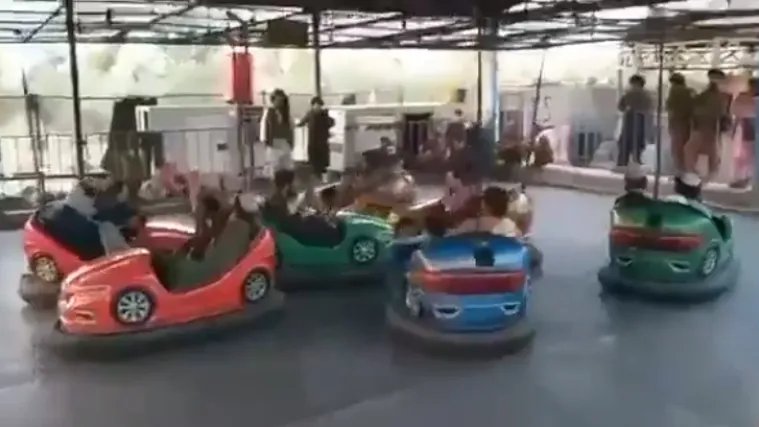 VIDEO Bizarno! Talibani se zabavljaju u lunaparku - voze na vrtuljcima i u autićima dok svi bježe iz zemlje
