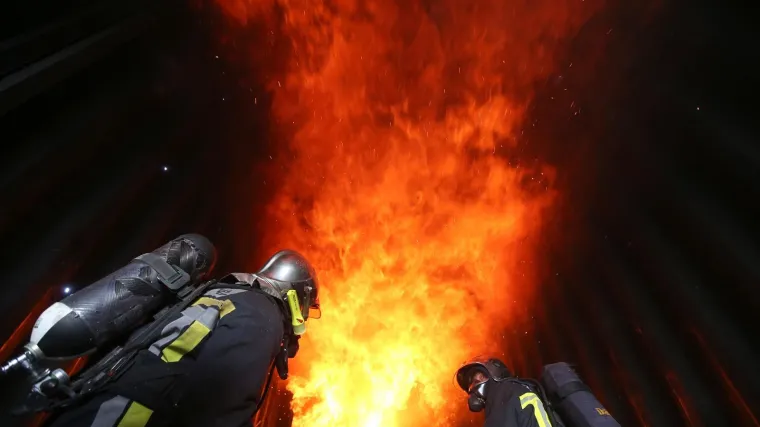 Mu&scaron;karac u Podravini htio istrijebiti žohare pa zapalio dva automobila: Vi&scaron;e od 10 vatrogasaca gasilo požar