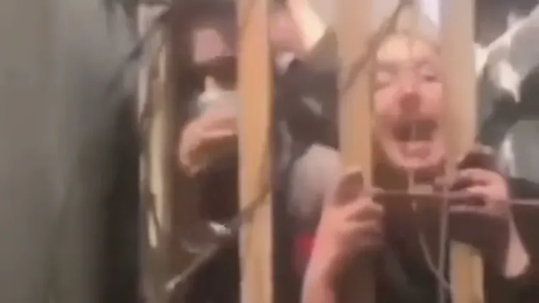 Snimka koja slama srce! Afganistanka preklinje američke vojnike: 'Molim vas, pustite me! Talibani dolaze po mene!'