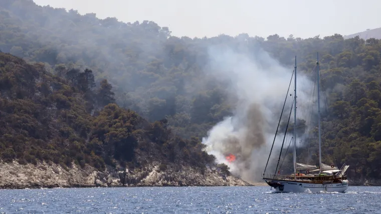 Požar na Hvaru stavljen pod kontrolu, policija privela dvije osobe