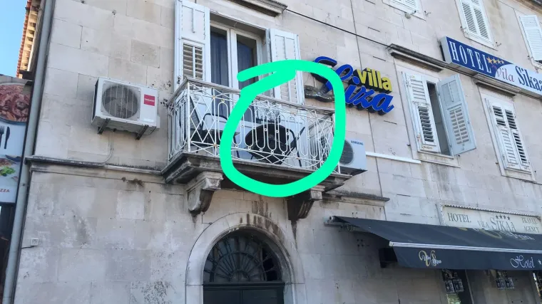 FOTO Drama u Trogiru: Eksplodirala je kanalizacijska mreža, jedan &scaron;aht odletio u zrak i sletio na balkon obližnjeg hotela