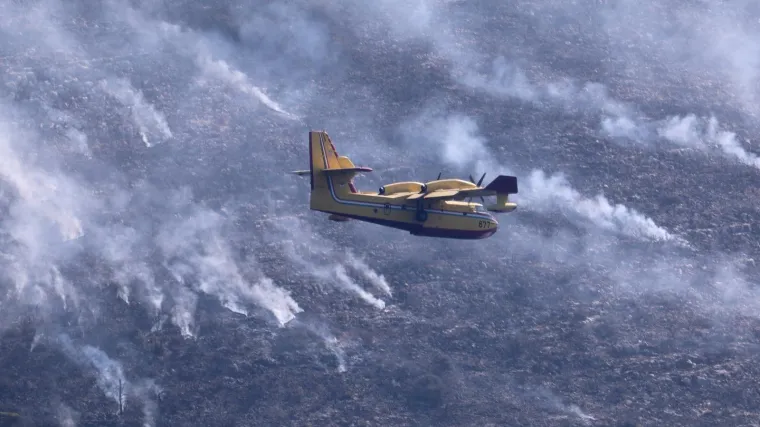 VIDEO Razbuktao se požar u &scaron;ibenskom zaleđu: Gasi ga vi&scaron;e od 70 vatrogasaca, stigli i kanaderi