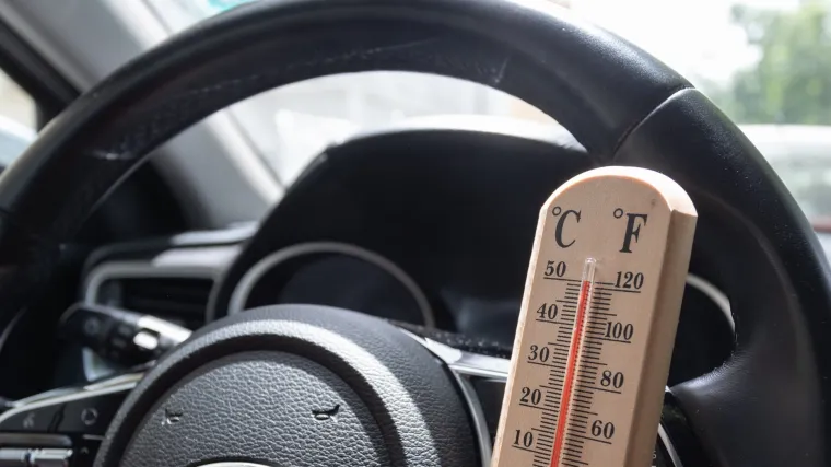 Za&scaron;titna folija, cerada, zatamnjena stakla&hellip; Koja oprema najbolje &scaron;titi od sunca i vrućine u automobilu?!