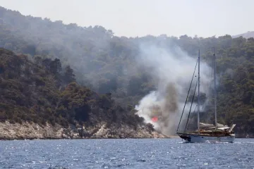Vatrogasci se cijelu noć borili s vatrom i vjetrom, danas nastavljaju s gašenjem